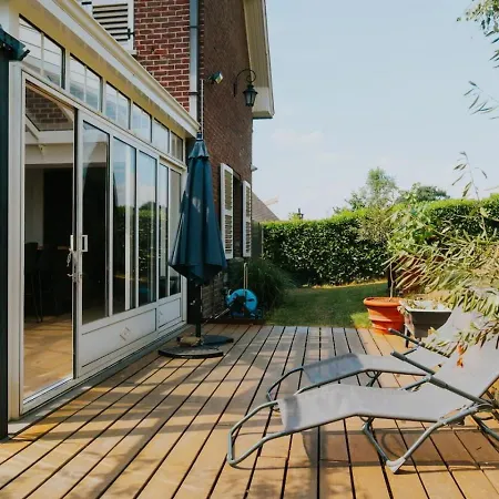 4 Bedroom House With Garden In Ferienhaus
